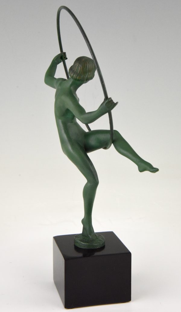 Art Deco sculpture danseuse au cerceau