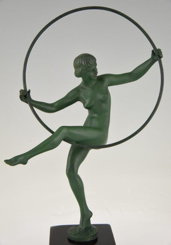 Art Deco sculpture danseuse au cerceau