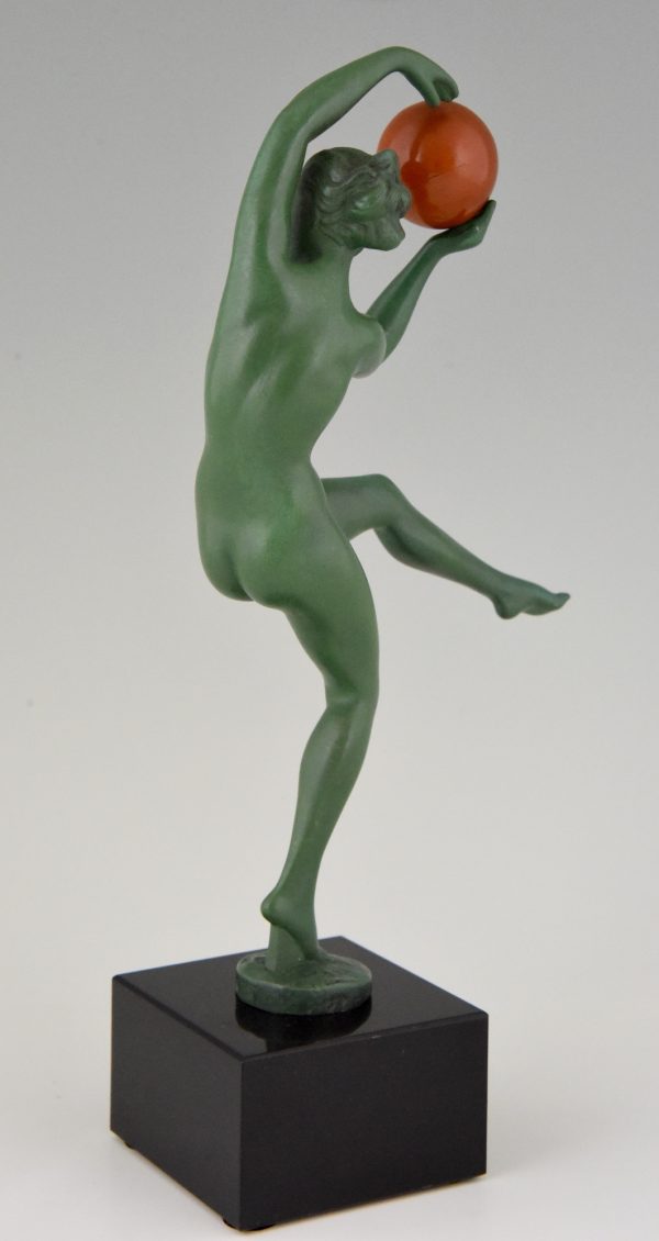 Art Deco sculpture danseuse nue au ballon.