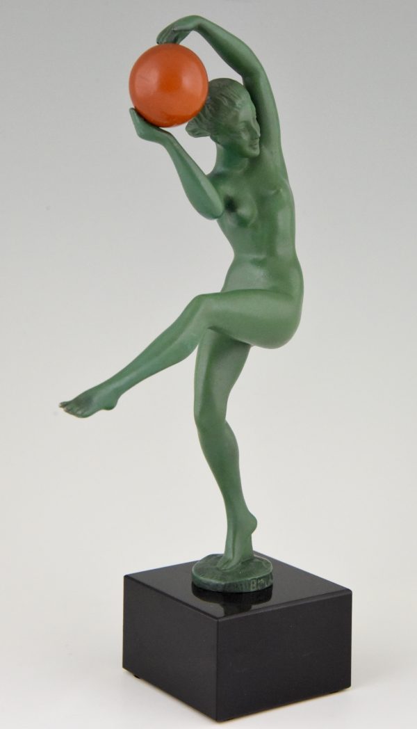 Art Deco sculpture danseuse nue au ballon.