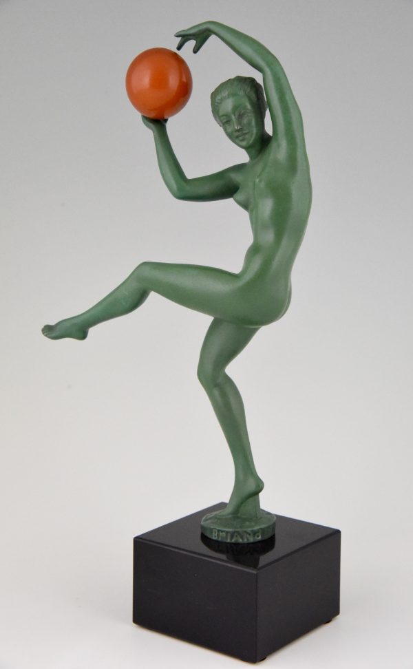 Art Deco sculpture danseuse nue au ballon.