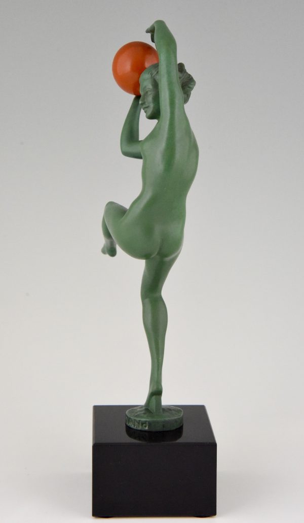 Art Deco sculpture danseuse nue au ballon.