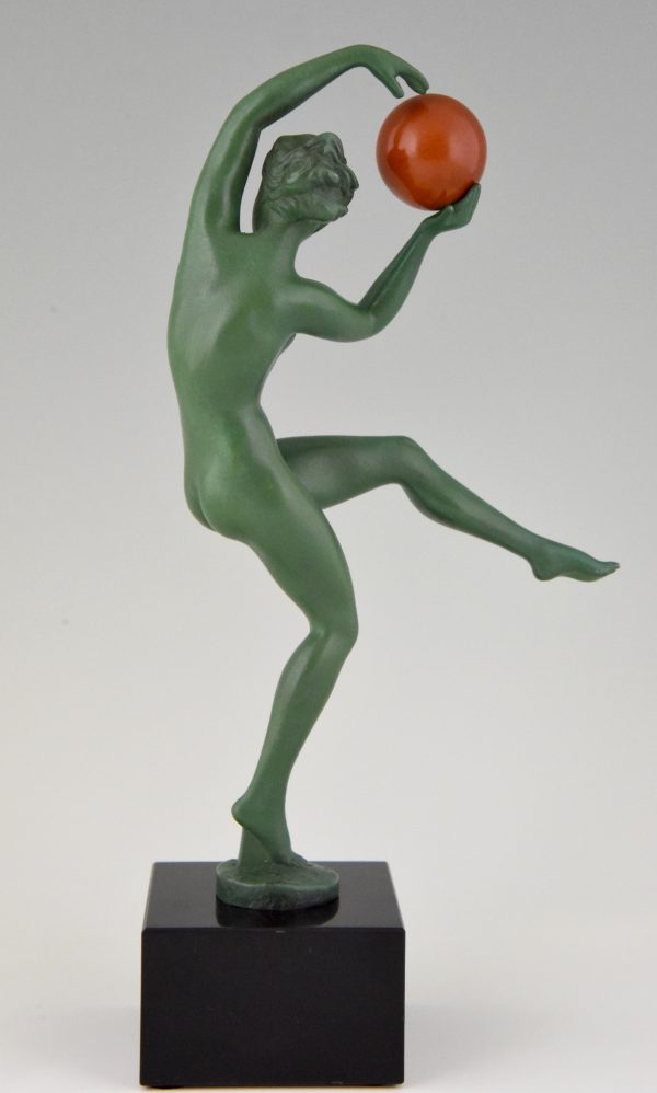 Art Deco sculpture danseuse nue au ballon.