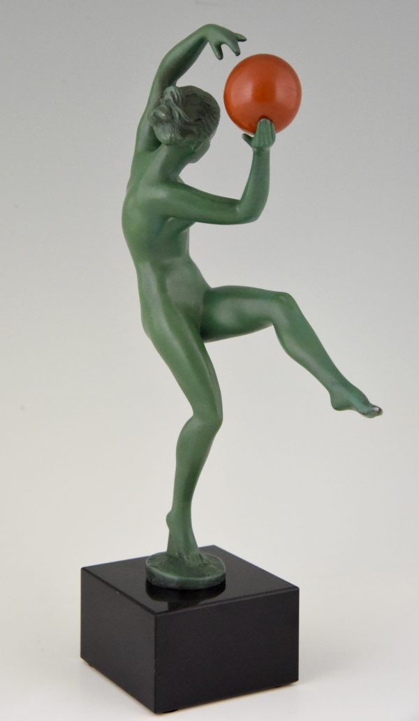 Art Deco sculpture danseuse nue au ballon.