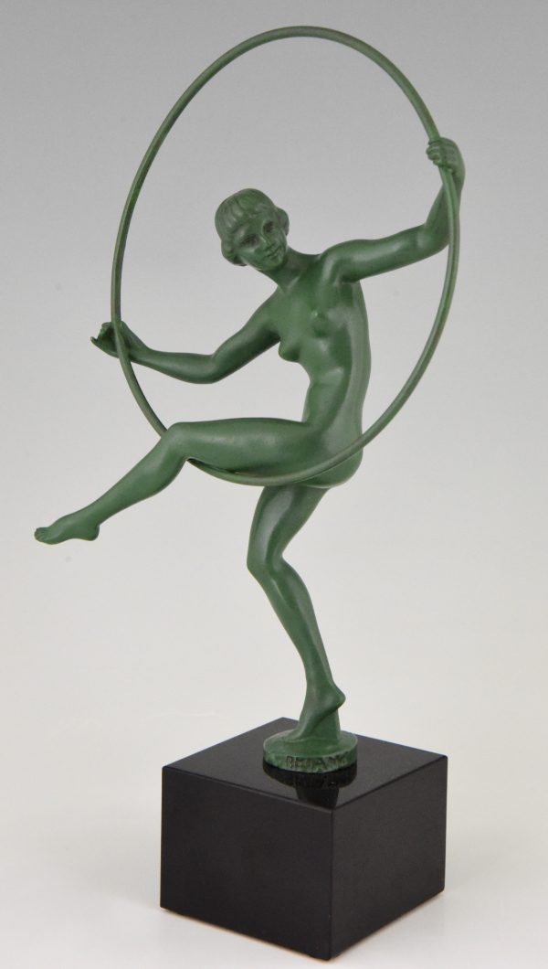 Art Deco Skulptur Tänzerin Frauenakt mit Reifen