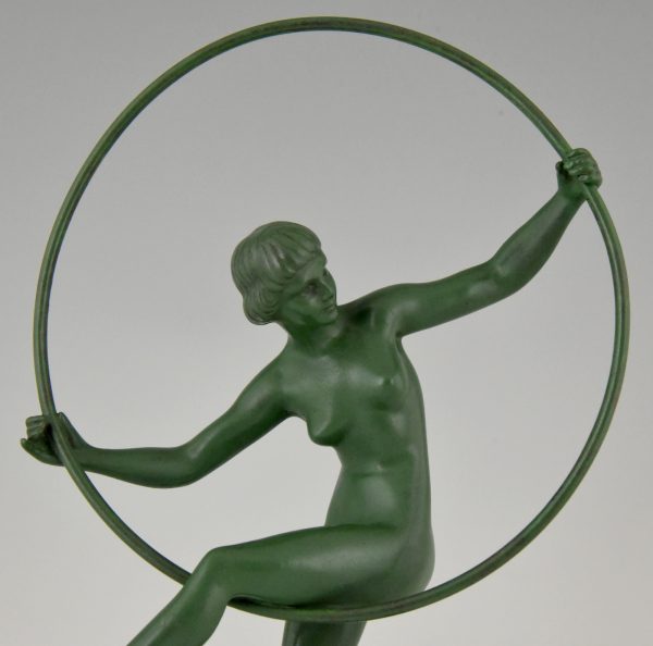 Art Deco Skulptur Tänzerin Frauenakt mit Reifen