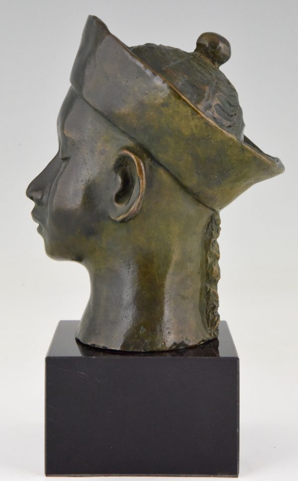 Art Deco bronzen buste Chinese jongen met hoed en vlecht