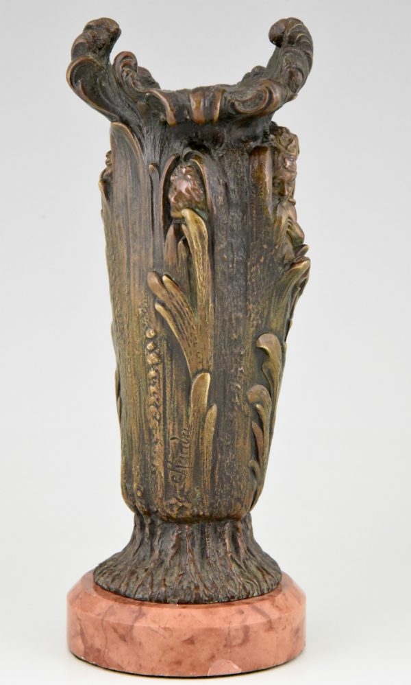 Vase Art Nouveau, bronze de Vienne avec visages de fille