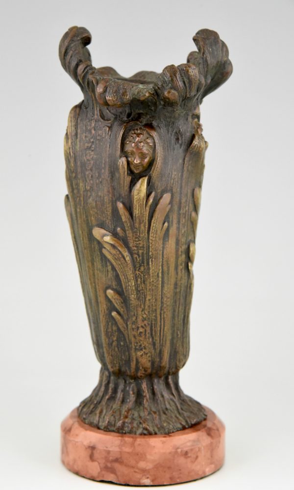 Vase Art Nouveau, bronze de Vienne avec visages de fille