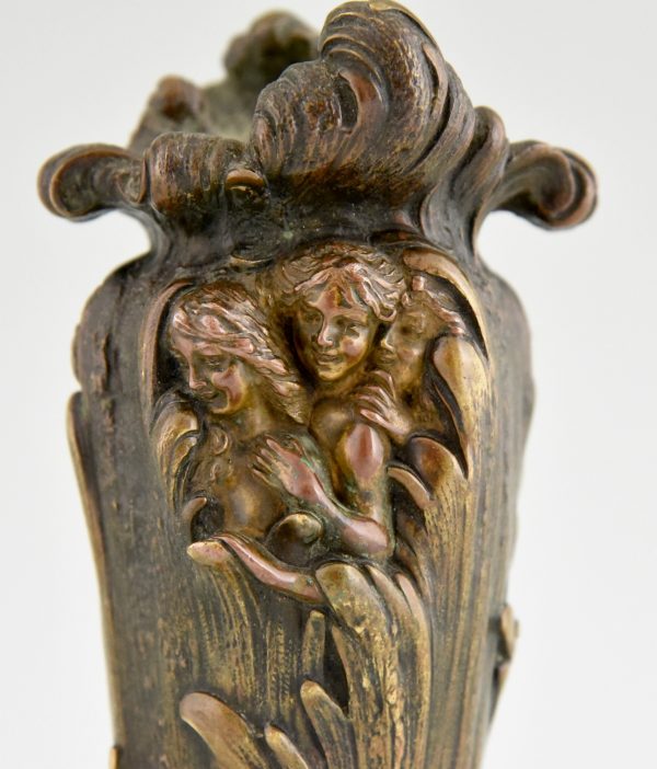 Vase Art Nouveau, bronze de Vienne avec visages de fille