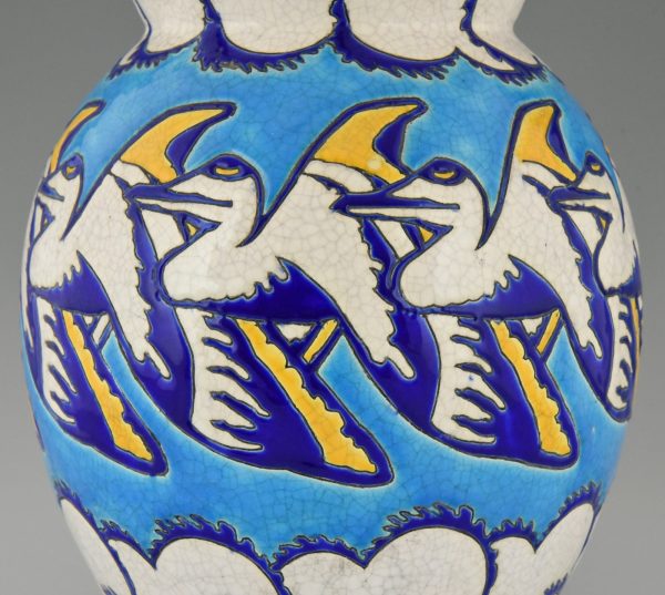 Grote Art Deco vaas met vliegende pelikanen.