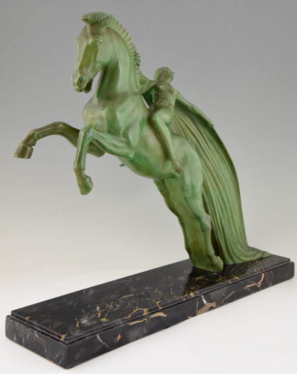Sculpture Art Deco femme nue au cheval cabrant