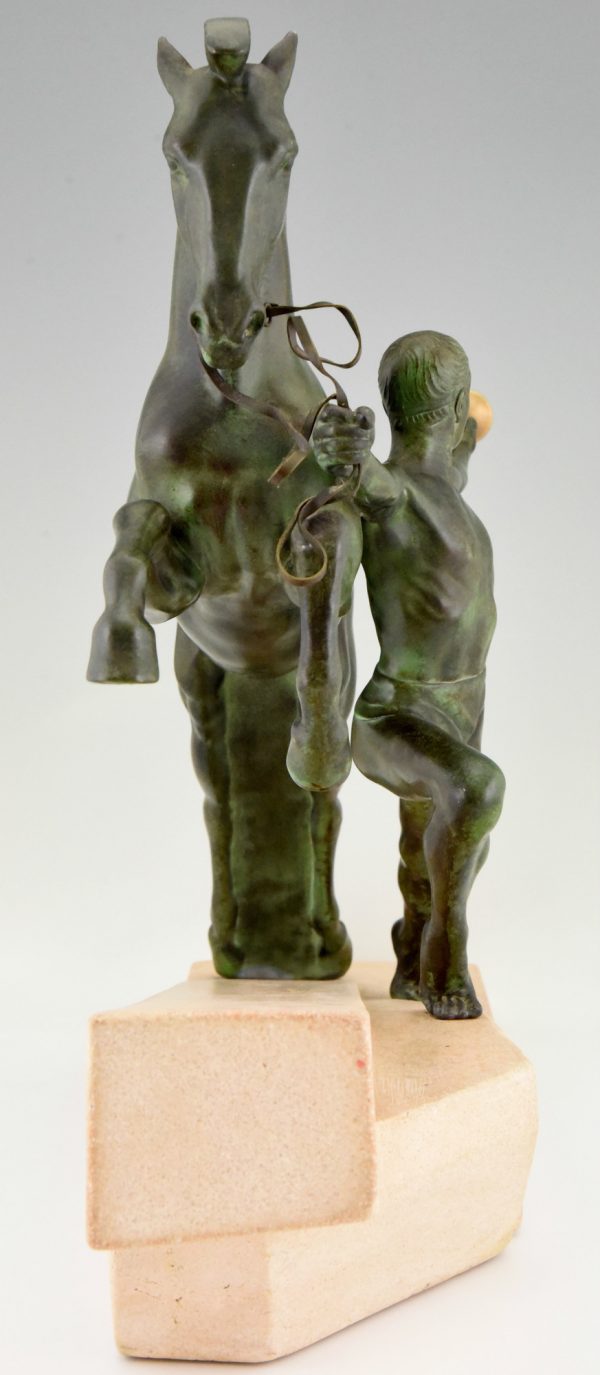 Art Deco sculptuur man met trompet en paard