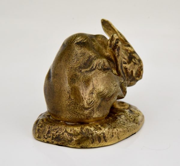 Sculpture en bronze d’un lièvre
