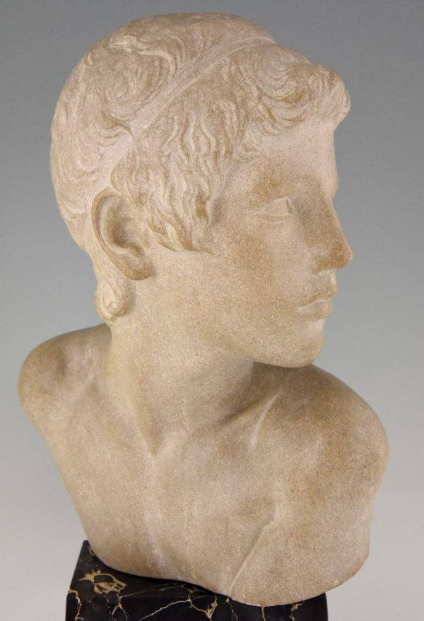 Art Deco buste en marbre d’un garçon, le jeune Achille