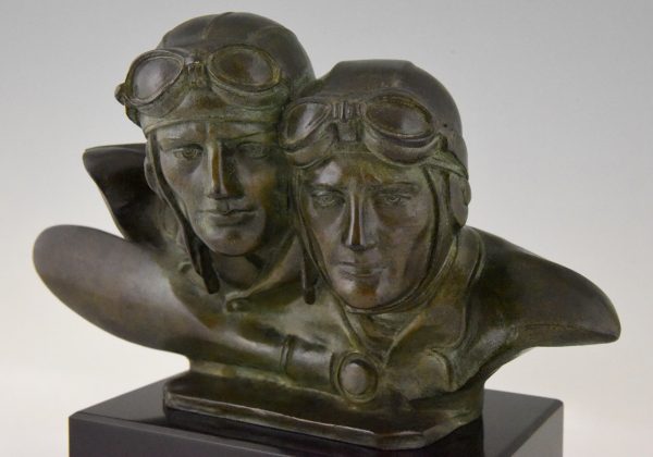 Sculpture en bronze Art Deco deux aviateurs pilots Costes et Bellonte