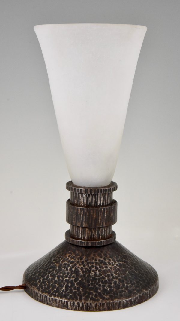 Une paire de lampes Art Deco fer forgé et verre