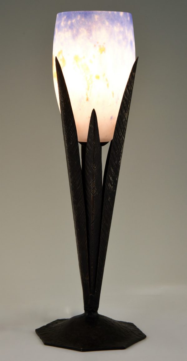 Art Deco lamp met pâte de verre glas en smeedijzeren voet