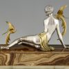 Sculpture bronze Art Deco femme nue avec perroquets.