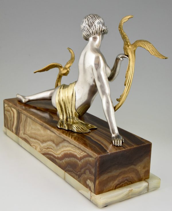 Sculpture bronze Art Deco femme nue avec perroquets.