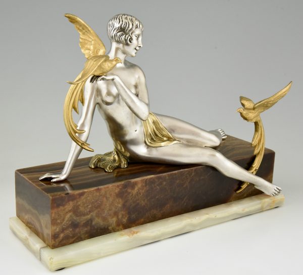 Sculpture bronze Art Deco femme nue avec perroquets.