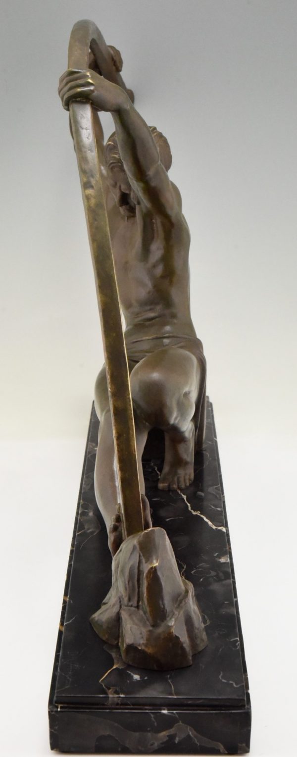 Art Deco sculpture en bronze “l’age du bronze” homme avec barre