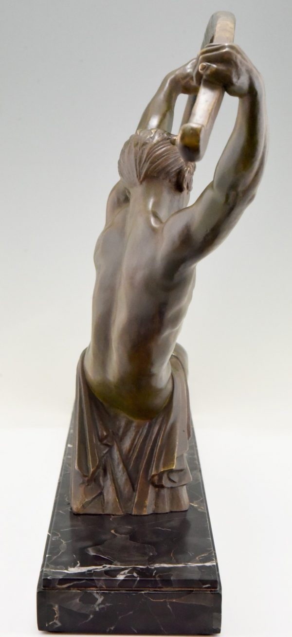 Art Deco sculpture en bronze “l’age du bronze” homme avec barre