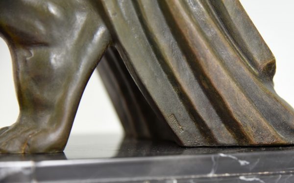 Art Deco sculpture en bronze “l’age du bronze” homme avec barre