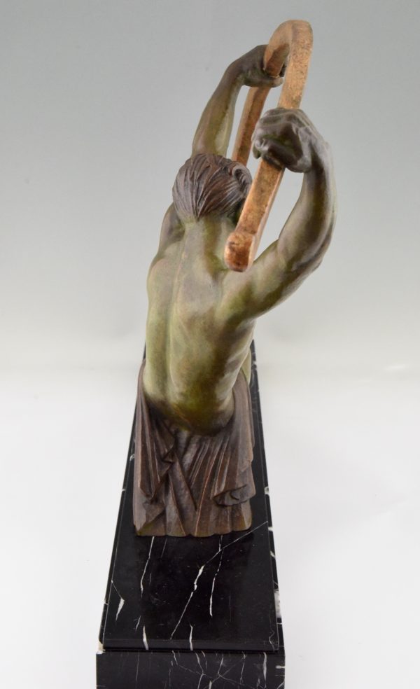 Art Deco sculpture athlete bending a bar, L’age du bronze