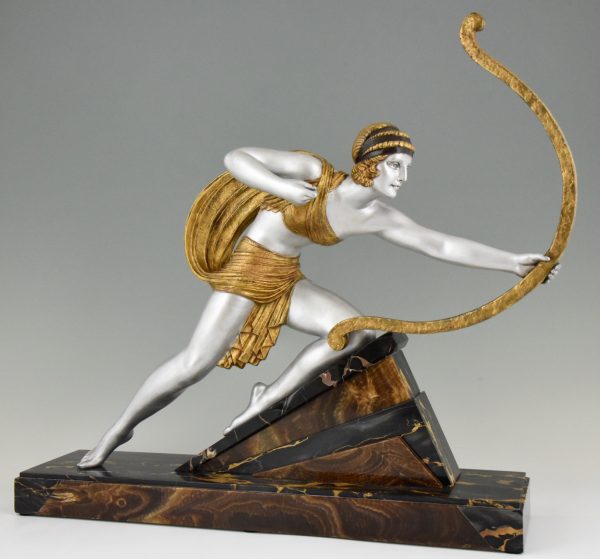 Diana Art Deco sculptuur vrouw met boog op marmeren sokkel