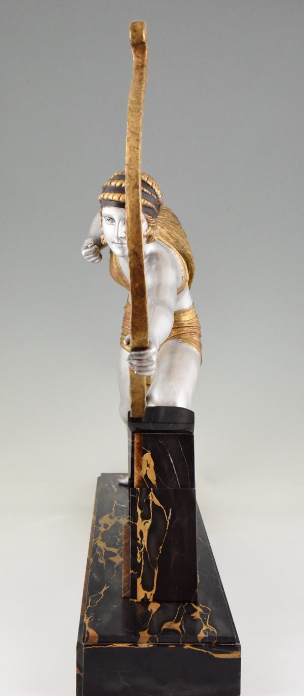 Diana Art Deco sculptuur vrouw met boog op marmeren sokkel