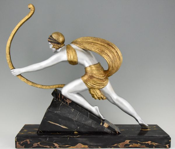 Diana Art Deco sculptuur vrouw met boog op marmeren sokkel