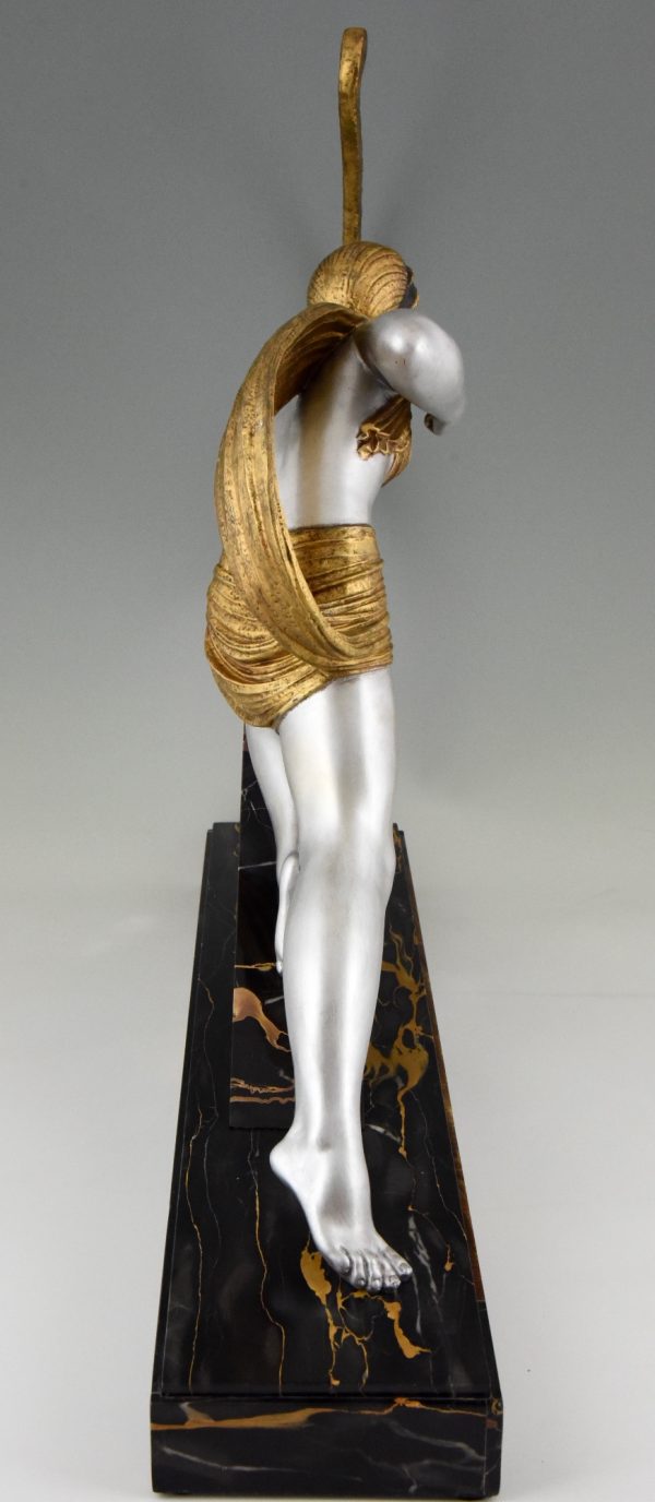 Diana Art Deco sculptuur vrouw met boog op marmeren sokkel