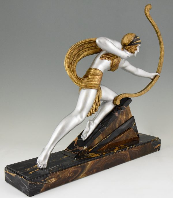 Diana Art Deco sculptuur vrouw met boog op marmeren sokkel