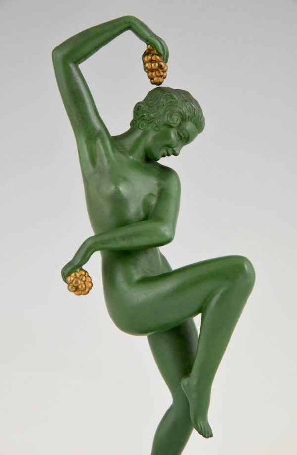 Art Deco sculpture danseuse nue aux raisins