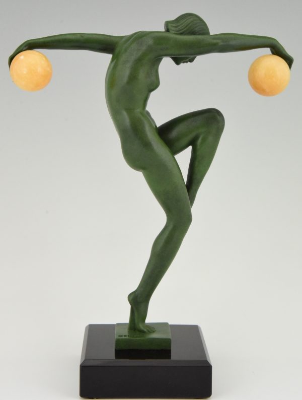 Art Deco sculptuur dansend naakt met ballen