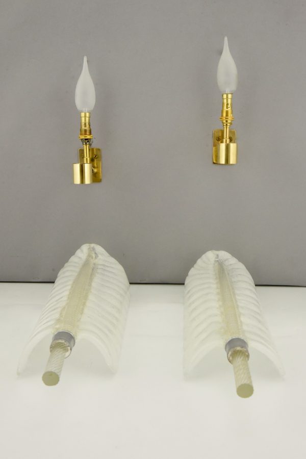 Paar veer vormige wandlampen in glas en koper