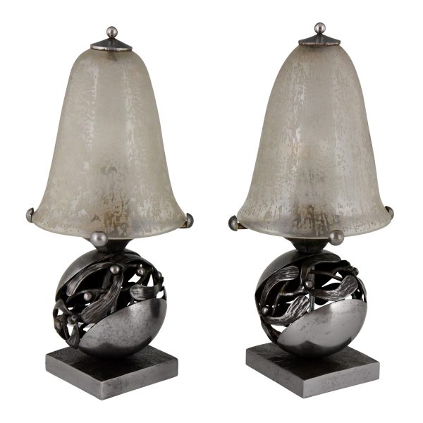 Paire de lampes Art Deco Boule de Gui fer forgé et verre