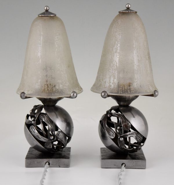 Paire de lampes Art Deco Boule de Gui fer forgé et verre