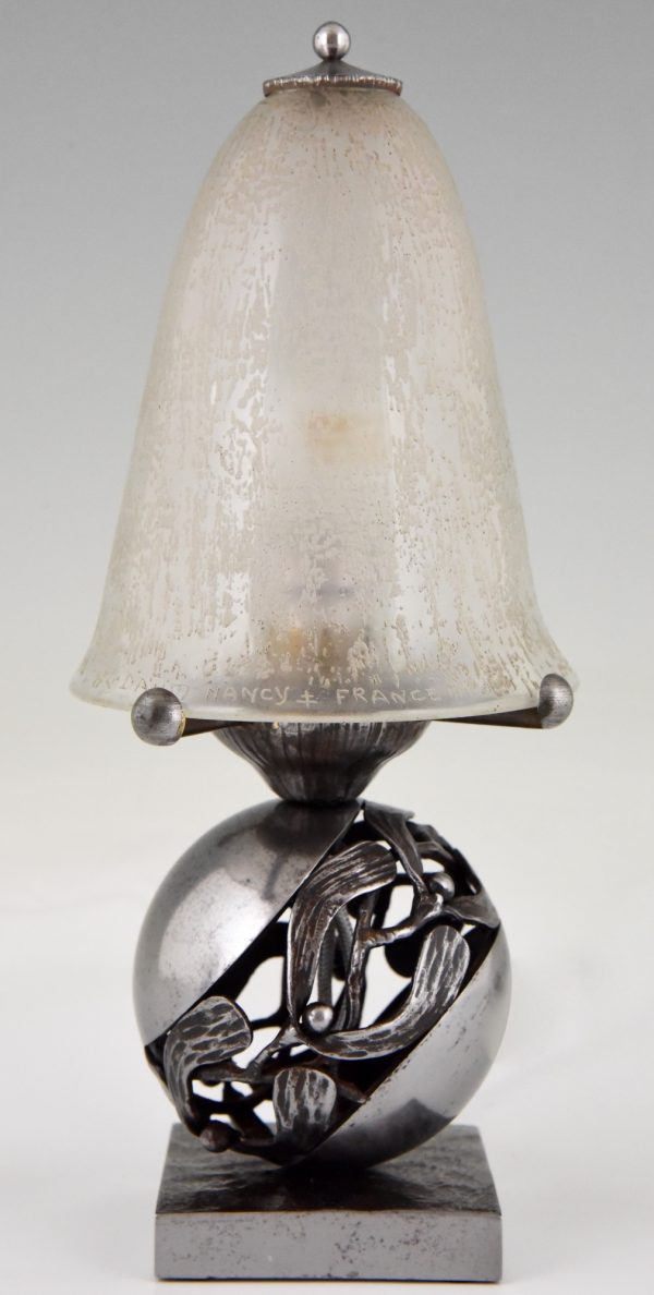 Paire de lampes Art Deco Boule de Gui fer forgé et verre