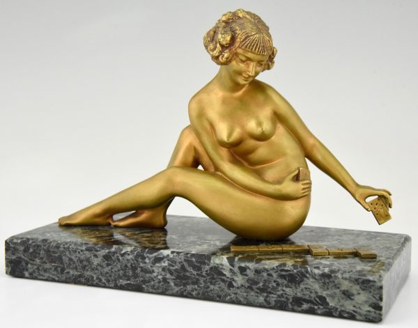 Art Deco sculpture en bronze nue jouant aux dominos