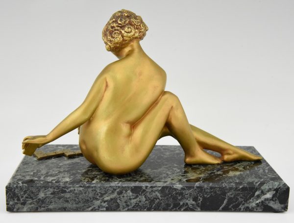 Art Deco sculpture en bronze nue jouant aux dominos