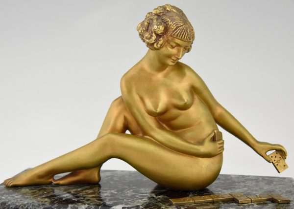 Art Deco sculpture en bronze nue jouant aux dominos