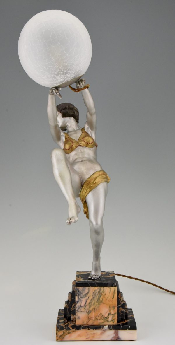 Lampe Art Déco danseuse nue tenant une globe en verre