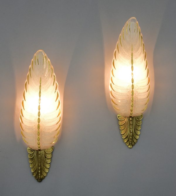 Art Deco wandlampen in glas en brons.