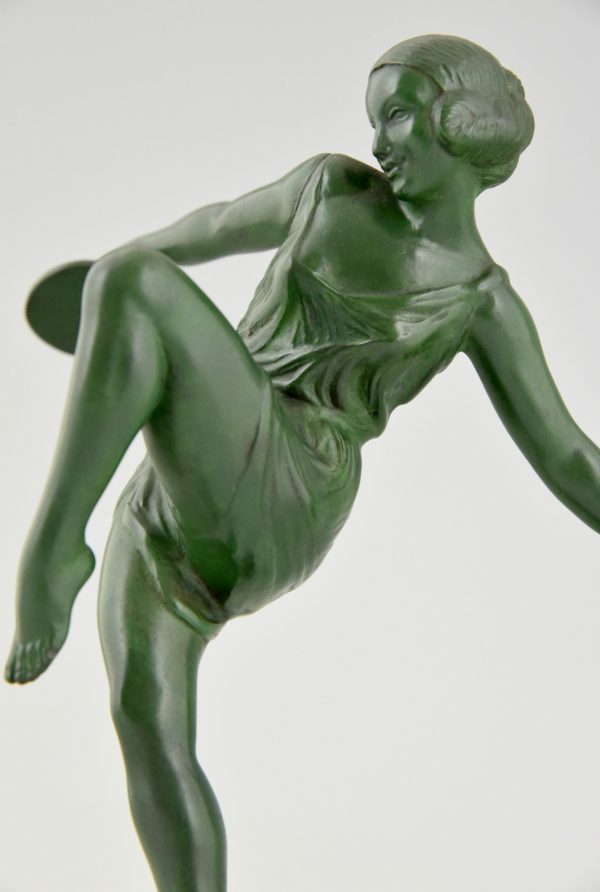 Art Deco sculpture danseuse aux cymbales.