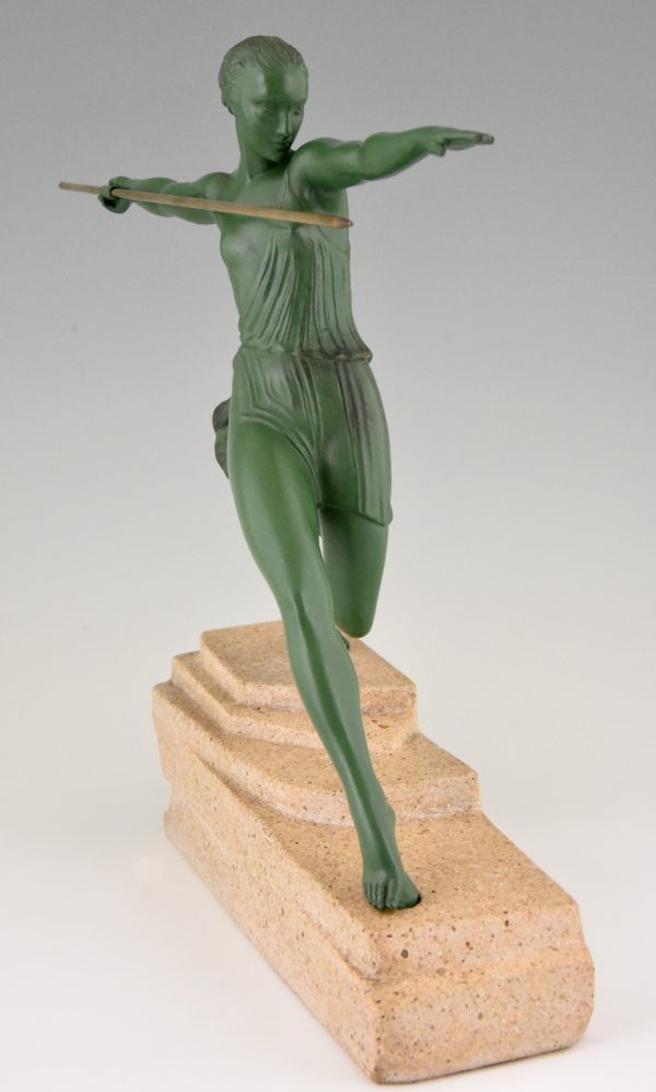 Art Deco sculpture femme au javelot