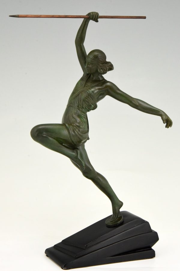 Art Deco sculpture femme à la lance