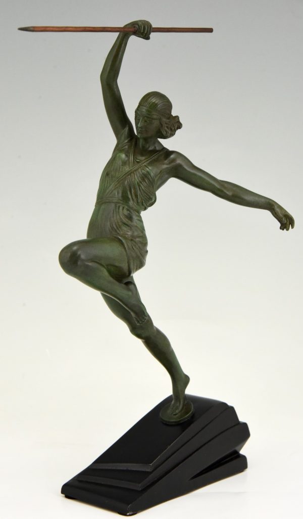 Art Deco sculpture femme à la lance