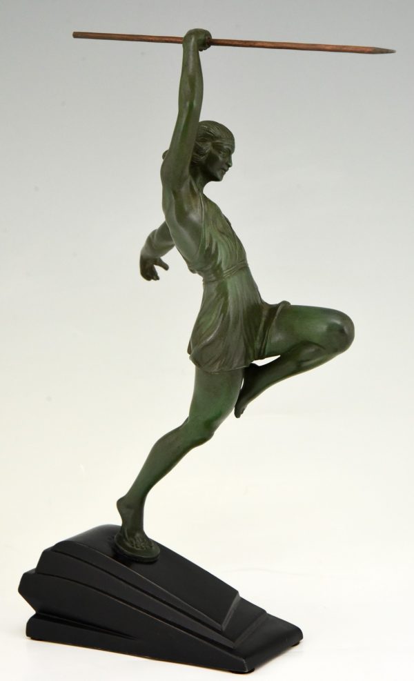 Art Deco sculpture femme à la lance